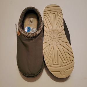 Ugg men slipper size 10 new without box